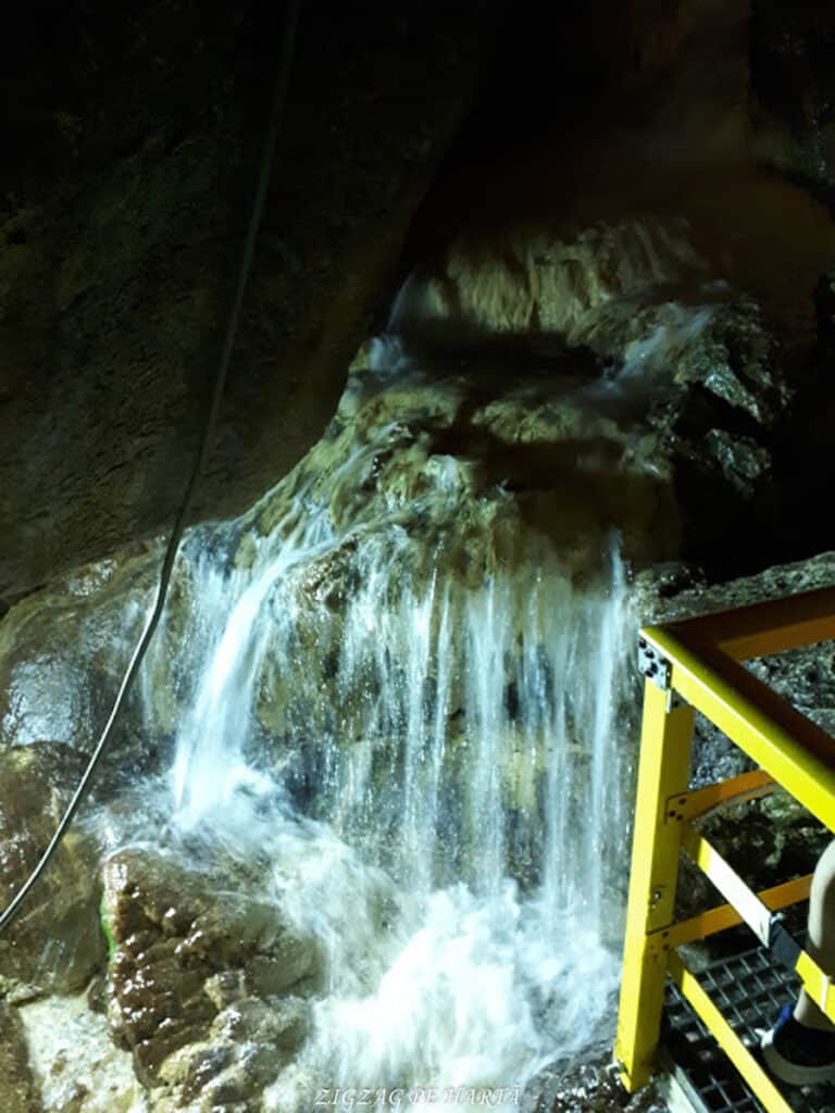 Peștera Ialomiței, un obiectiv turistic spectaculos - Blog de calatorii - ZIGZAG PE HARTĂ - 20190615 145206