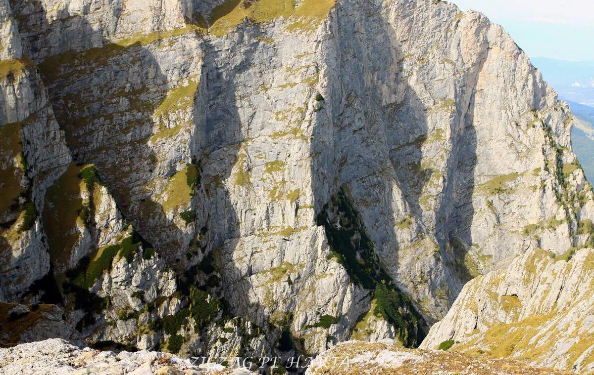 Crucea Eroilor de pe Muntele Caraiman, 2291 metri - Blog de calatorii - ZIGZAG PE HARTĂ - 25917 74190 32